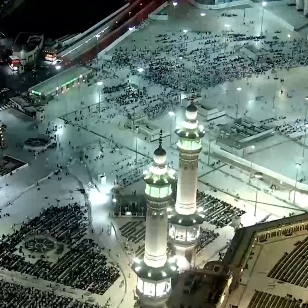 Worshippers in Makkah perform funeral prayers for Sheikh Khalifa at Great Mosque