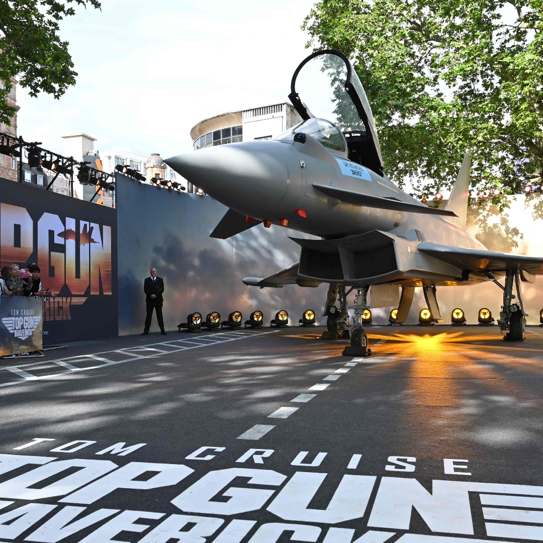 Fighter jet appears at 'Top Gun' red carpet premiere in London