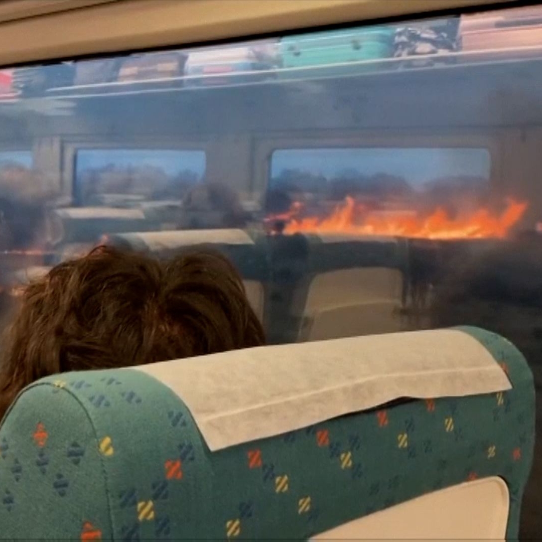 Train passes through wildfires in Spain