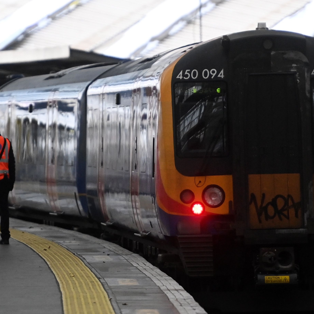 London rail strikes cause travel chaos